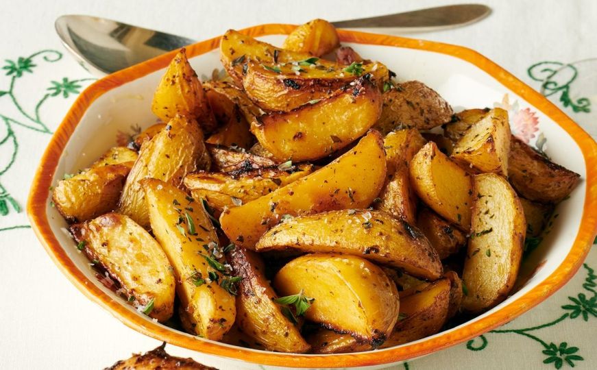 Recept koji je oduševio domaćice: Napravite ukusan i hrskav krompir, tri stvari su bitne