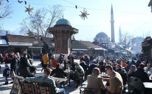 Sunčano Sarajevo privuklo građane u šetnju: Živopisne slike centra grada u zimskom sjaju