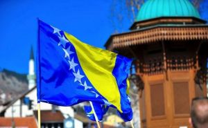 Trokut i zvijezde umjesto ljiljana: Dan kada je Bosna i Hercegovina dobila novu zastavu