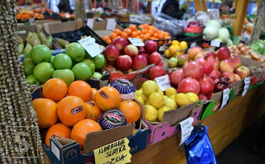 "Kivi - pipaj, biraj": Koje su cijene i šta se od voća i povrća danas ima kupiti na pijaci?