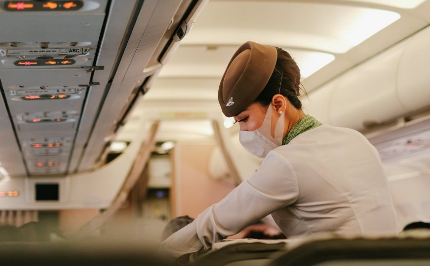 Putnik se žalio na letu pa stjuardesa uzela stvar u svoje ruke: Njen postupak je nasmijao mnoge