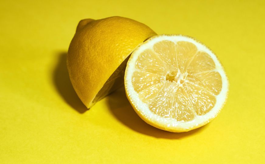 Jeste li znali: Zašto mnogi stavljaju limun pored kreveta?