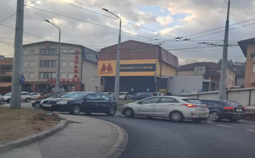 Kolaps u saobraćaju: Udes na kružnom toku u Sarajevu prouzrokovao ogromne gužve