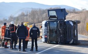 Vozači, oprez: Prevrnula se cisterna u Bugojnu, policija i vatrogasci na terenu