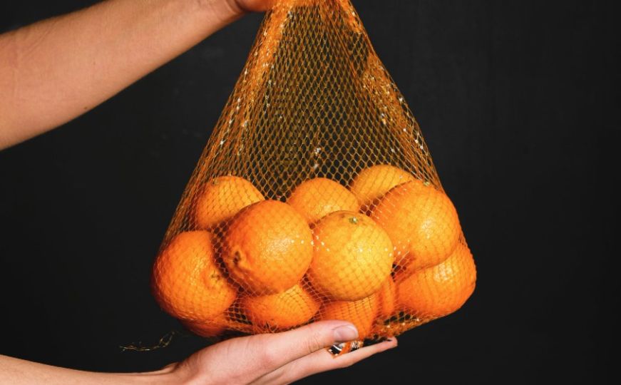 Ništa nije slučajno: Znate li zašto se narandže prodaju u crvenim ili narandžastim vrećicama?