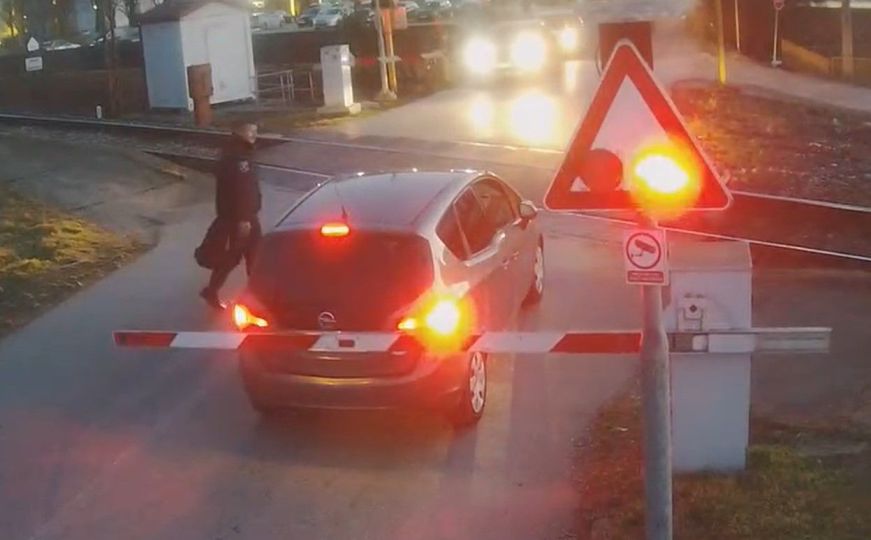Bahata vožnja u BiH: Na pružnom prijelazu vozač polomio rampu