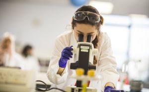Osnaživanje žena u STEM: Stipendiranje British Councila otvara vrata za obrazovanje svjetske klase