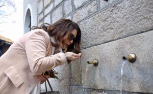 Ko se jednom napije vode sa Baščaršije: Karić sa olimpijcima prošetala Sarajevom