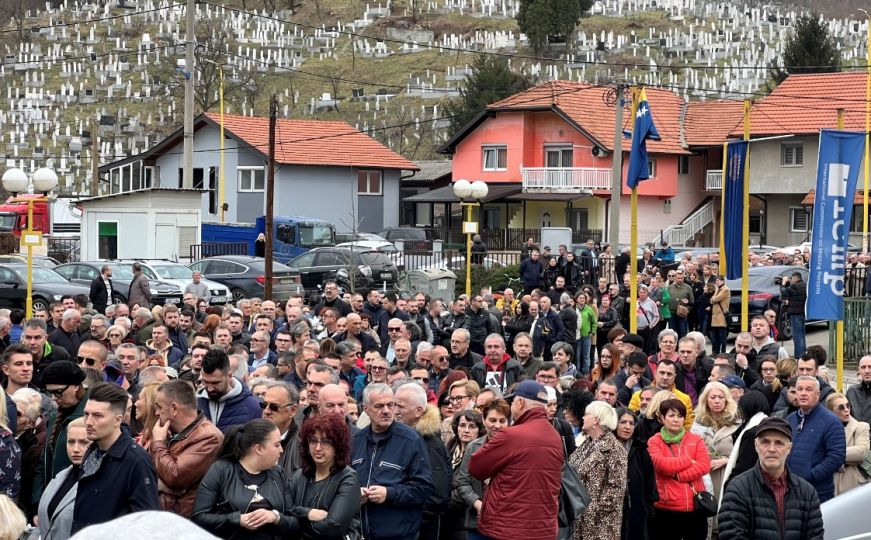 Tuzla zavijena u crno: Stotine ljudi na dženazi ubijene Amre Kahrimanović
