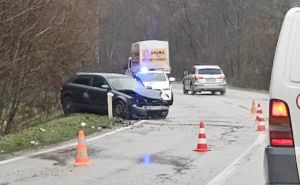 Teška nesreća na putu M-18: Automobil izletio s ceste, vozač prebačen na KCUS