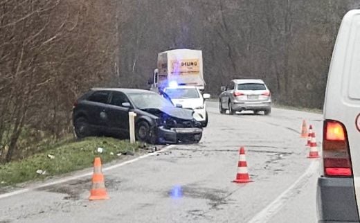 Teška nesreća na putu M-18: Automobil izletio s ceste, vozač prebačen na KCUS