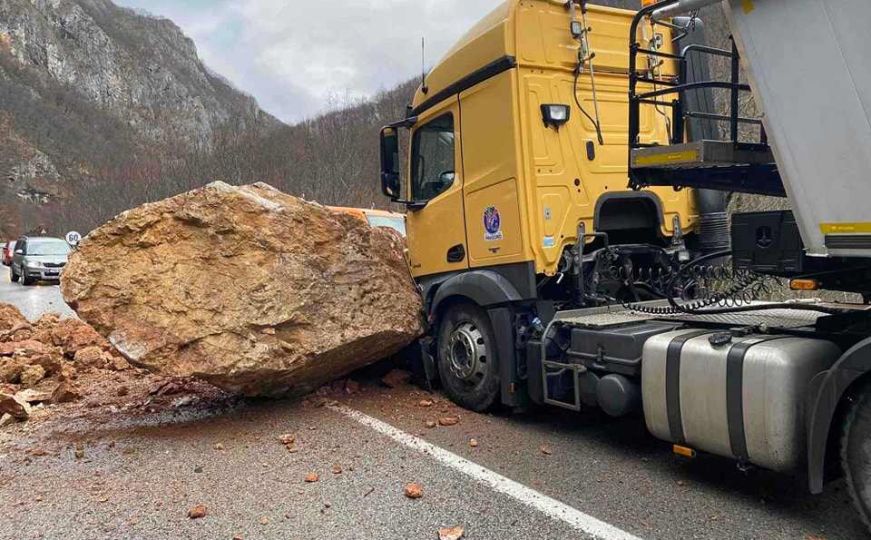 Stijena pala na kamion, vozač je 'za dlaku' izbjegao