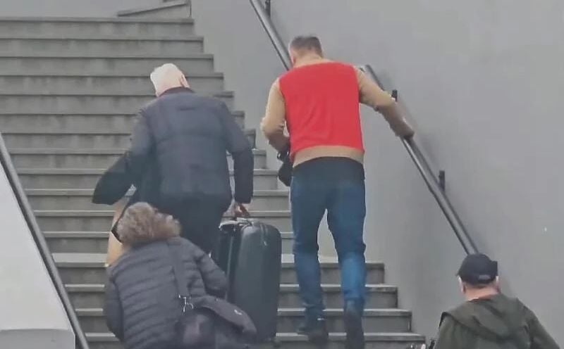 Savo Milošević snimljen na aerodromu: Jedva hoda, pridržava se za šipku