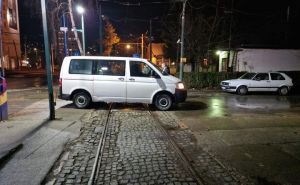 Policija u akciji: Počela hapšenja za uništavanje reklama na GRAS-ovim vozilima