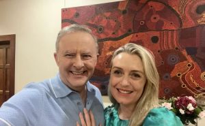 Pale zaruke na Valentinovo: Premijer zaprosio 23 godine mlađu partnericu