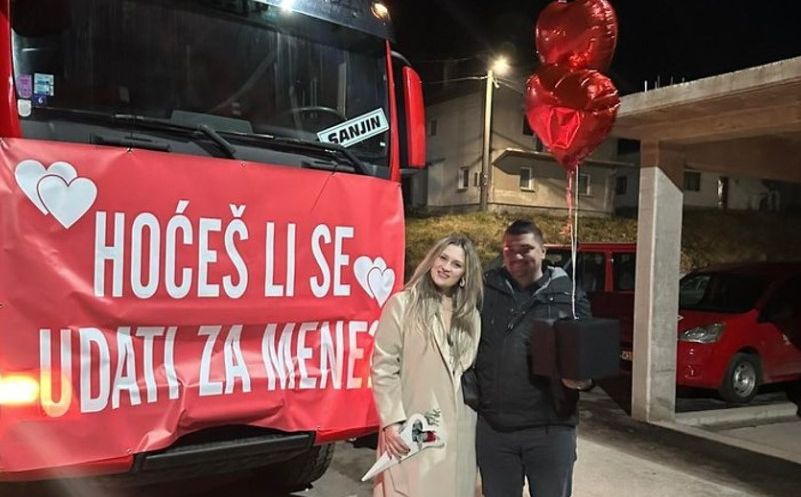 Nesvakidašnja prosidba u BiH: Vozač kamiona na romantičan način zaprosio djevojku Selmu