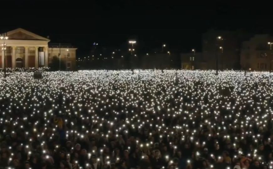 Desetine hiljade Mađara na ulicama Budimpešte: Omladina i influenseri vode "ustanak" protiv Orbana