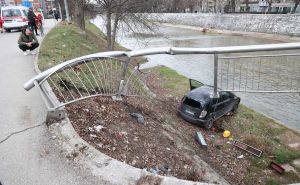 Nesreća u Sarajevu: Automobil probio ogradu i sletio s Mosta Suade i Olge. Vozač pokušao pobjeći