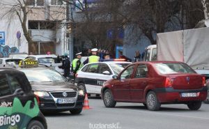 Drama u Tuzli: Udario policijski automobil pa pokušao pobjeći