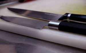 Kako naoštriti nož bez brusa i drugog alata? Ovo će vas iznenaditi