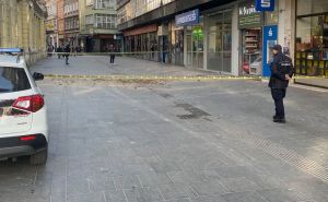 Umalo tragedija: Obrušila se fasada sa zgrade u centru Sarajeva, povrijeđena žena, hitna na terenu