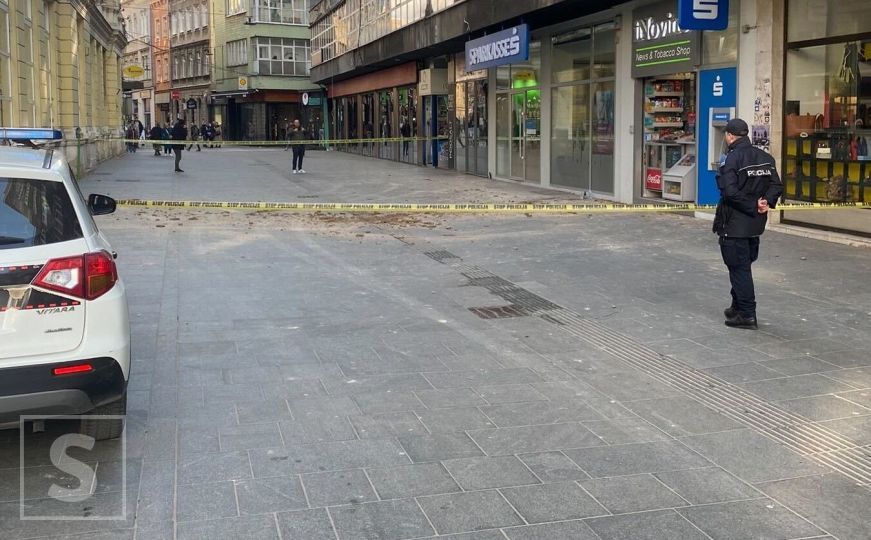 Umalo tragedija: Obrušila se fasada sa zgrade u centru Sarajeva, povrijeđena žena, hitna na terenu