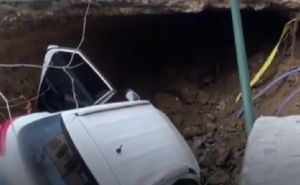 Golema rupa "progutala" automobile u Italiji, u jednom bila dva mladića: "Čudo da smo živi"