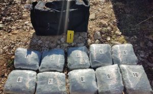 Granični policajci BiH pronašli odbačenu torbu - unutra bilo 10 kilograma droge