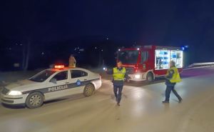 Teška saobraćajna nesreća u BiH: Tri osobe automobilom sletjele u rijeku