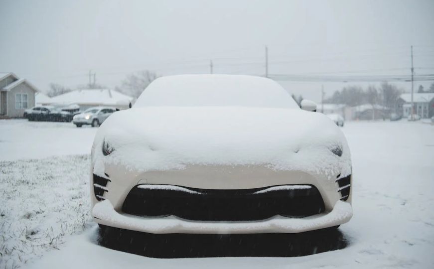 Pogledajte automobil koji sam čisti snijeg sa sebe