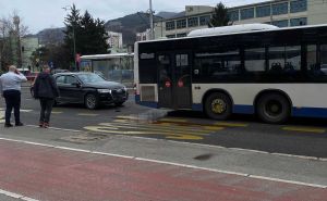 Vozači, oprez: Udes u Sarajevu, Audi udario u autobus, stvorila se velika gužva