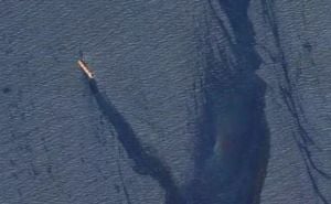 Huti pogodili brod, naftna mrlja duga 30 kilometara. Amerika upozorava: "Prijeti katastrofa"
