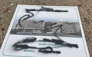 U Mostaru oborena i išarana ploča koju je postavila Islamska zajednica: Reagovali SDA, NIP, HDZ