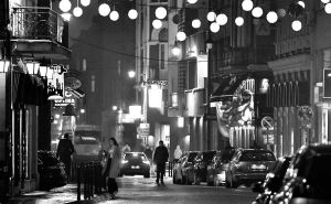 Nedjelja i crno-bijeli svijet: Prošetajte s nama ulicama Sarajeva ove kišne večeri
