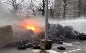 Neviđene scene u Bruxellesu: Ministri zasjedaju, poljoprivrednici pale gume, probijaju barikade