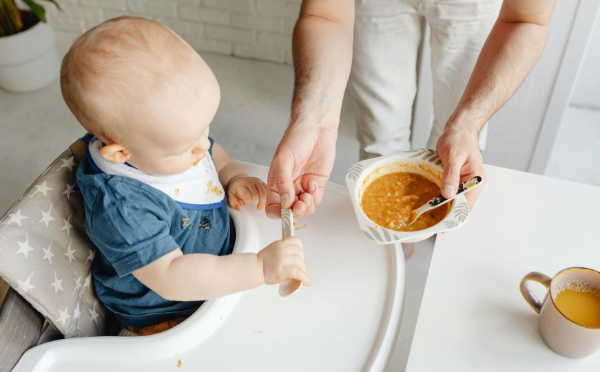 Kako skinuti mrlje od kašica i miksane hrane koje je vaša beba razmazala po odjeći?