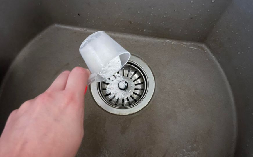 Odčepite odvod u sudoperu za samo nekoliko sekundi: Dovoljna su vam samo dva sastojka