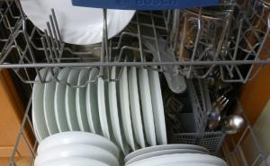Kako pravilno napuniti mašinu za suđe i osigurati čistoću bez mrlja i ostataka hrane?