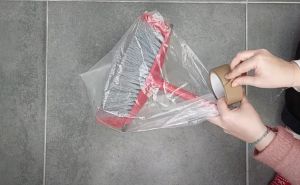 Trik za čišćenje podova: Stavite plastičnu vrećicu na metlu i olakšajte sebi kućanske poslove