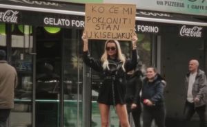 Nosila transparent privlačeći pažnju prolaznika u Sarajevu: 'Ko će mi pokloniti stan u Kiseljaku?'