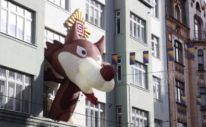 Simbol ZOI-a na Dan nezavisnosti Bosne i Hercegovine: Veliki Vučko očarao građane Sarajeva