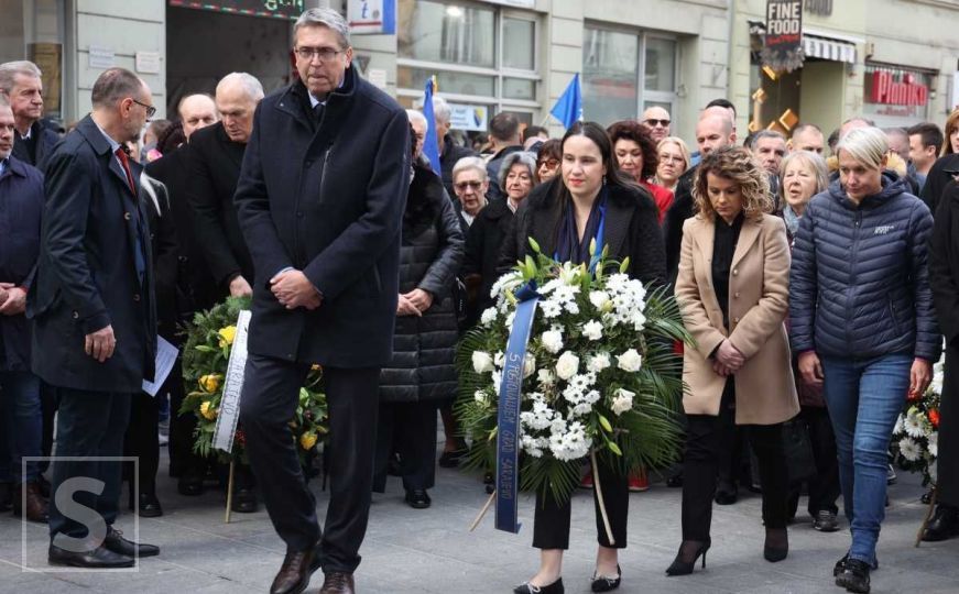 Delegacije položile cvijeće ispred Vječne vatre i na Spomeniku ubijenoj djeci opkoljenog Sarajeva