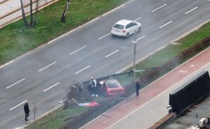 Oprez, vozači: Saobraćajna nesreća u Sarajevu, automobilom uništio stub rasvjete