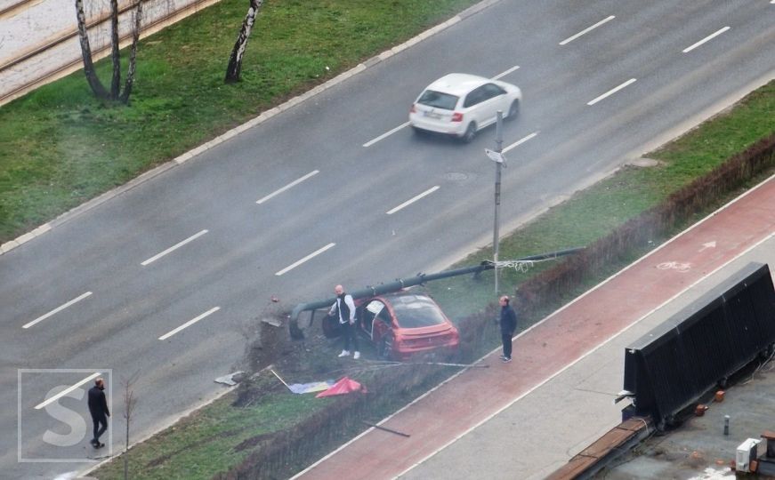 Oprez, vozači: Saobraćajna nesreća u Sarajevu, automobilom uništio stub rasvjete
