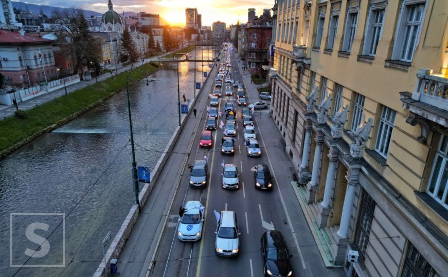 Dan nezavisnosti BiH: Pogledajte svečani defile automobila kroz Sarajevo