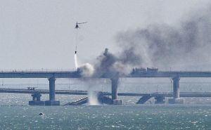 Ukrajinci napali Krim sa 38 dronova: Odjekuju eksplozije, značajan most zatvoren
