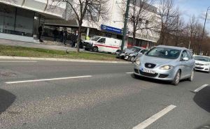 Užasne scene u Sarajevu: Automobilom udario u banderu