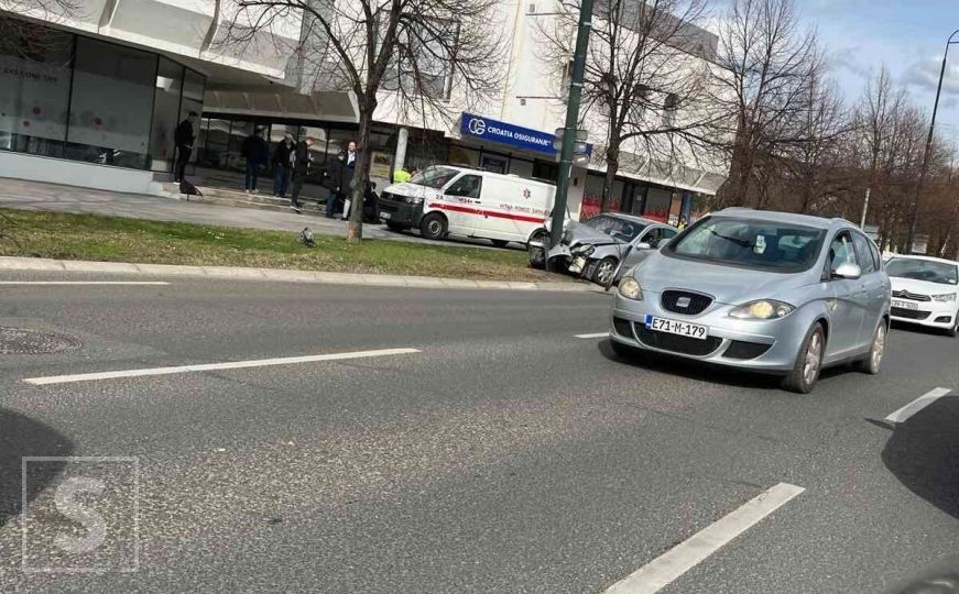 Užasne scene u Sarajevu: Automobilom udario u banderu