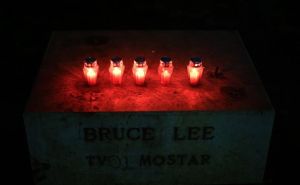 Mostar: Građani zapalili svijeće na mjestu ukradenog kipa Brucea Leea