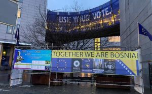 Bh. građani u Briselu postavili plakat posvećen BiH ispred zgrade Evropskog parlamenta